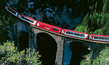 Train suisse Intercity en été 
